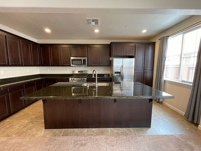 Building Photo - 3845 Lookout Dr