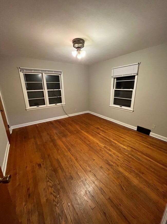 Building Photo - 2 bedroom home available in Rockford