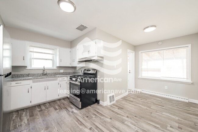 Building Photo - 2170 Parkview Pl