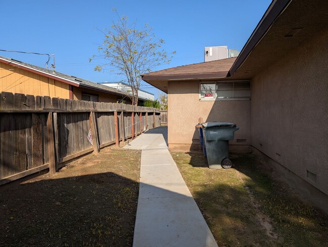 Building Photo - 4 bedroom 1 bathroom Pinedale home offerin...