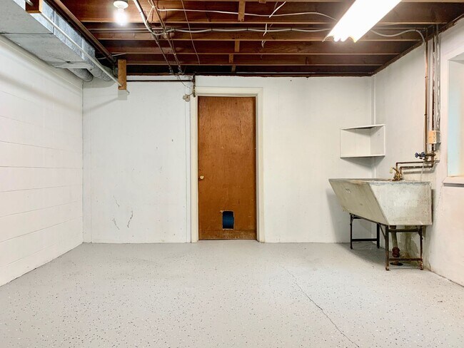 Building Photo - Two Bedroom Home in Northwest Grand Rapids