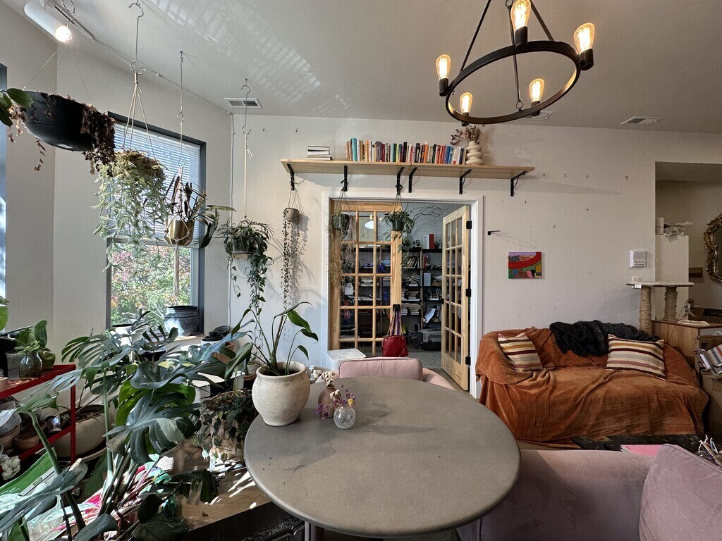 Building Photo - 841 N Mozart St