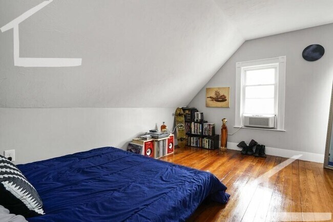 Building Photo - Spacious Davis Sq. House w Laundry in Unit...