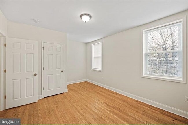 Building Photo - Available Now- Beautiful 3 Bedroom, 2 Bath...