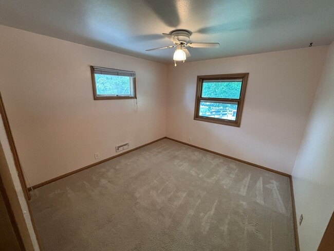 Building Photo - $1450 - 2 Bed 1 Bath Home