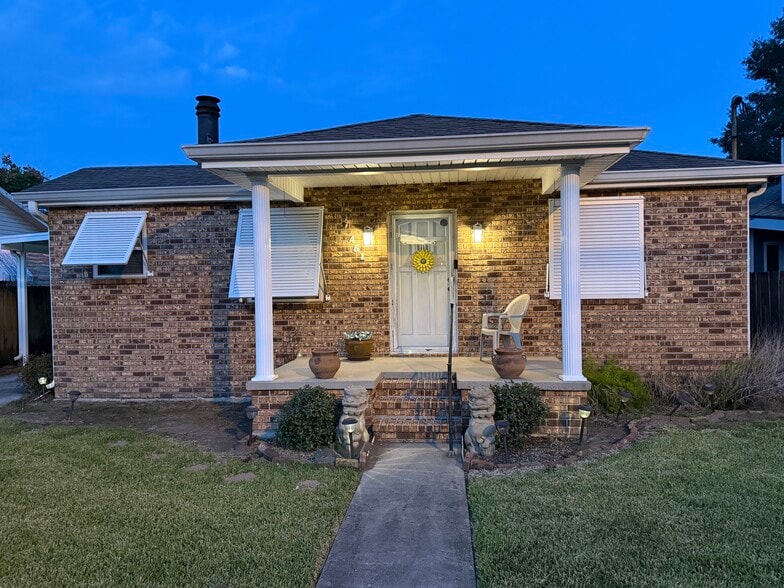 Primary Photo - 451 Marion Ave