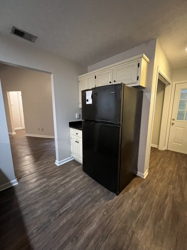 Building Photo - 1080 Sharon Pl