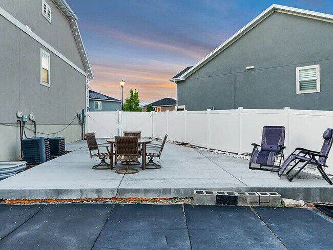 Building Photo - 3 Bedroom 2.5 Bathroom Home in Lehi!