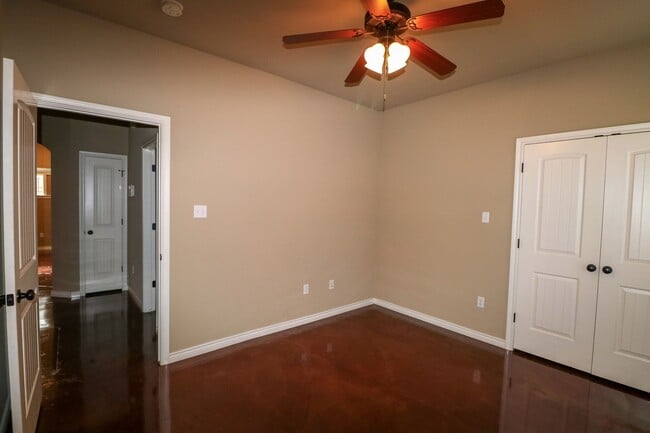 Building Photo - 4 Bedroom Single Family Home:  Move in Special: 3 weeks free with approved application by Decembe...