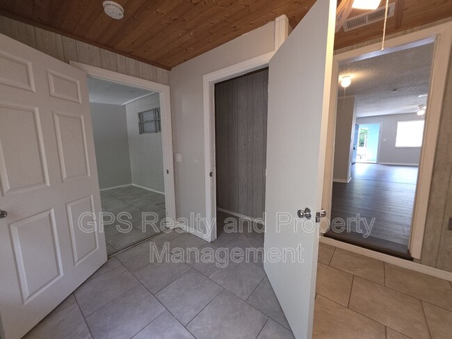 Building Photo - 843 Grove Ave