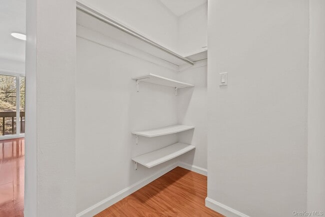 Building Photo - 11 Pondview Cl