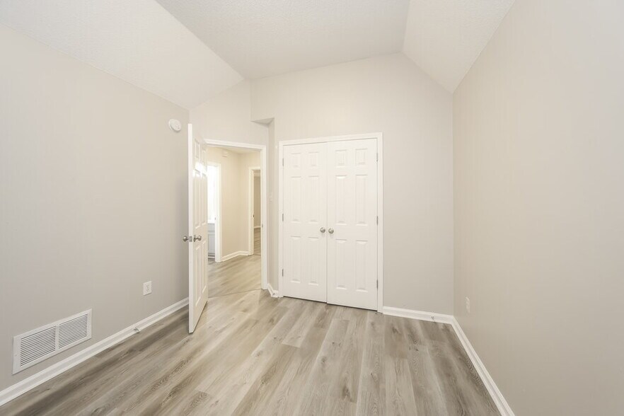 Building Photo - 6164 Kingsview Dr