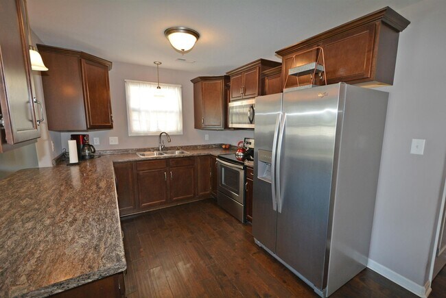 Building Photo - Gorgeous! 3 Bed/2.5 Bath house! Close to I-24! Lawn/Garbage Included!