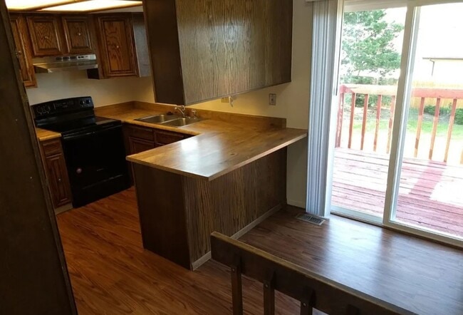 Building Photo - 2015 Chapel Hills Dr