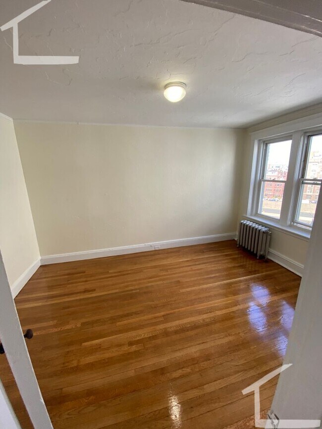 Building Photo - 9/1 No Fee! Renovated 1BR in Fenway elevator building
