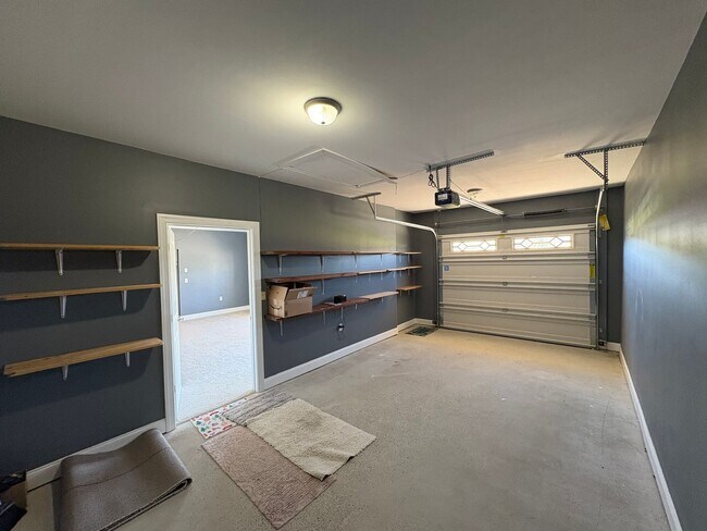 Building Photo - 2 bed, 1 bath unit for rent!