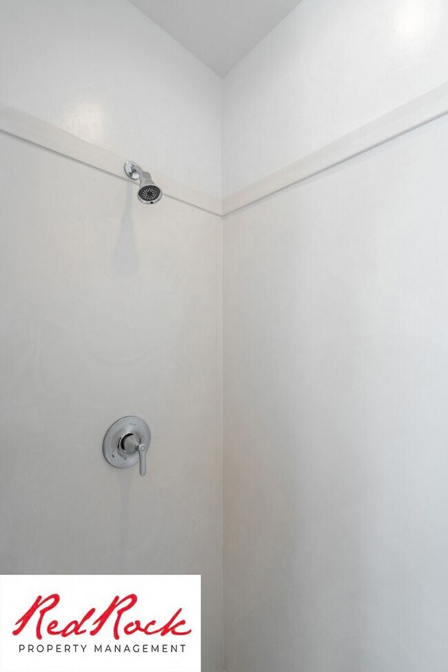 Building Photo - 3 Bedroom, 2.5 Bathroom Townhome in Ivins City