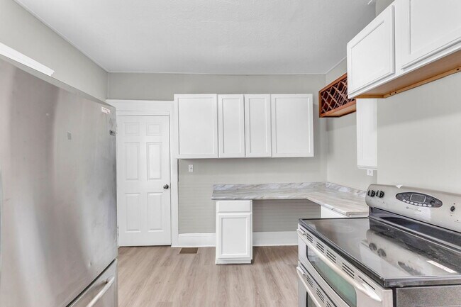 Building Photo - "2 Bedroom Duplex w/Built in Wine Rack!?! Whaaat?!?!"