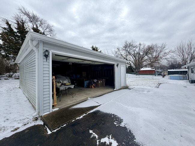 Building Photo - 635 Morton St