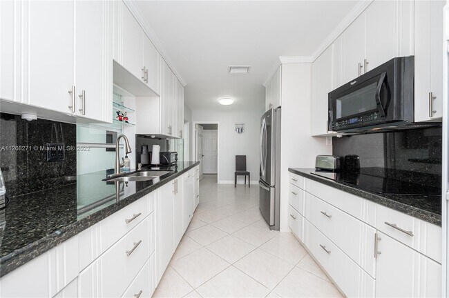 Building Photo - 810 S Rainbow Dr