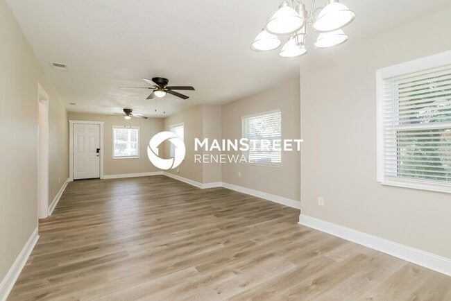 Building Photo - 4 Bedroom Pet-Friendly Home in WINTER HAVE...