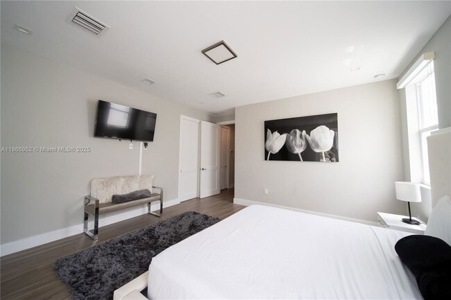 Building Photo - 3653 SW 26th St