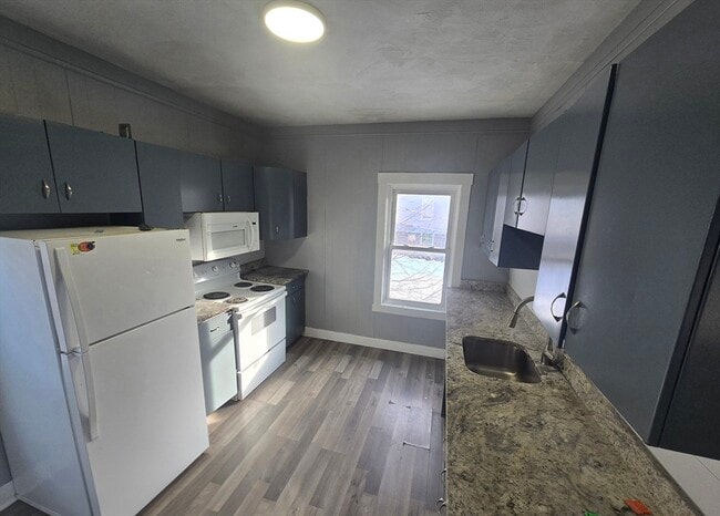 Building Photo - 351 Tecumseh St