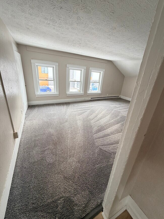 Building Photo - 118 W Grove St