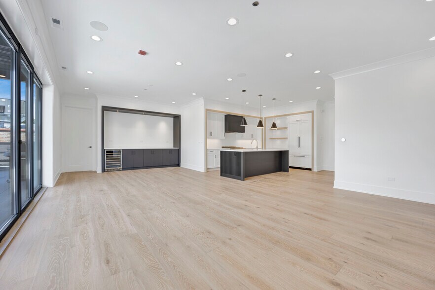 Building Photo - 4918 N Lincoln Ave