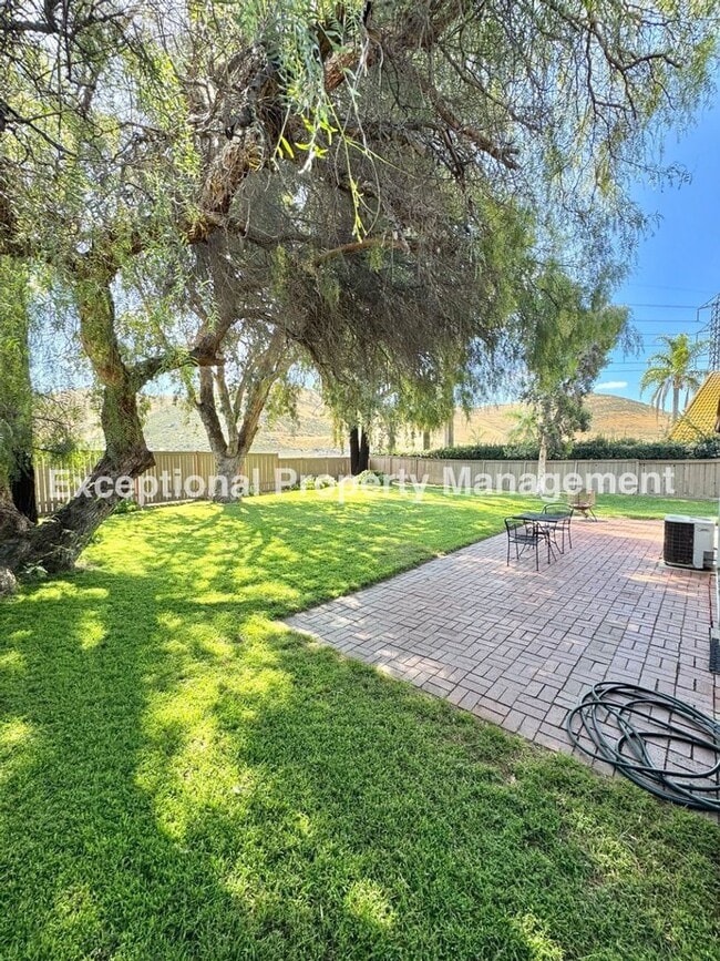 Building Photo - Ready to move in 2 bedroom 2 bath home!