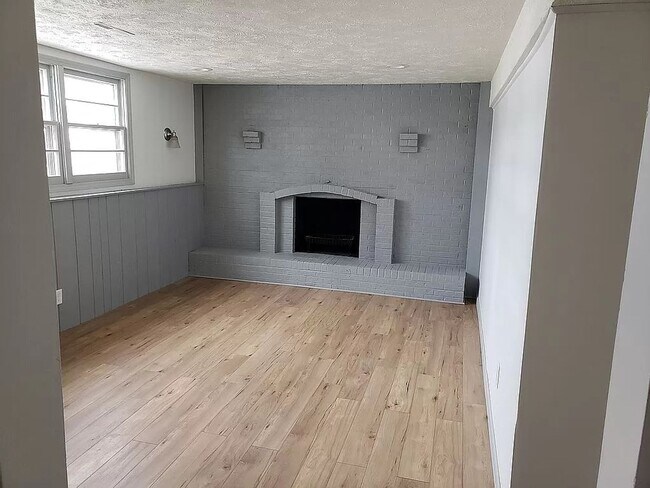 Building Photo - Spacious Home For Rent In Bellevue
