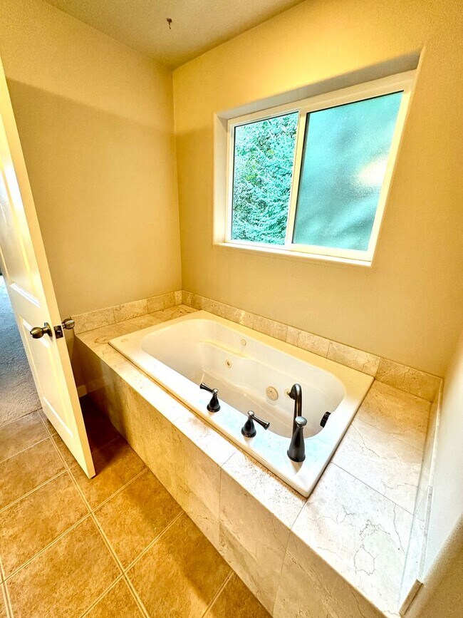 Building Photo - Beautiful 6-bedroom 4-bathroom home in an upscale neighborhood in the Sexton Mountain section of ...