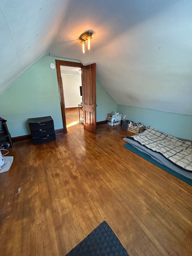 Building Photo - 424 E 10th St