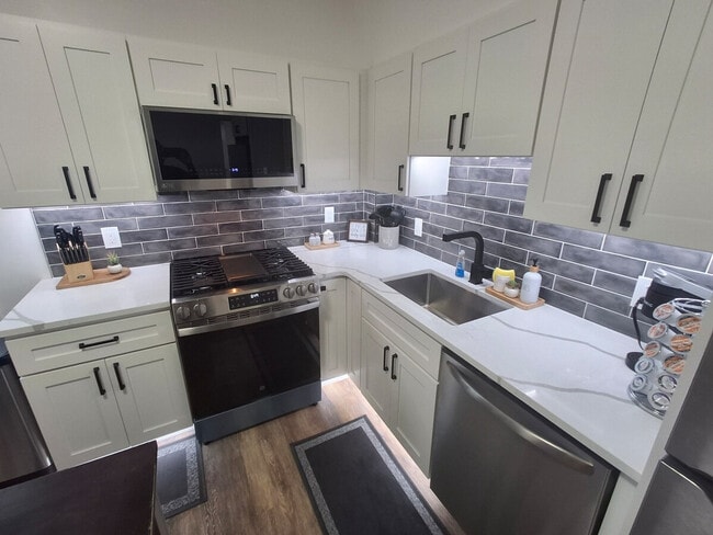 Building Photo - 23 Handy St