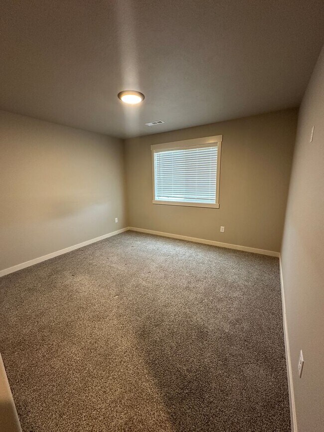 Building Photo - 1417 W Lakeside Dr