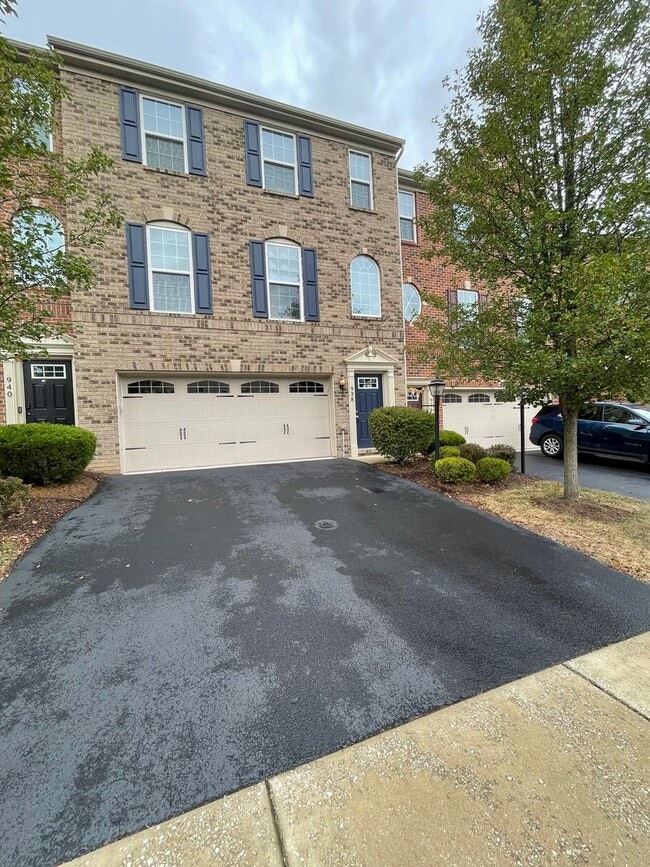 Building Photo - Gorgeous 3 BD/ 2.5 BA Townhouse Available ...