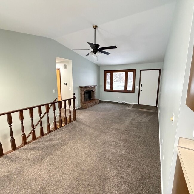 Building Photo - Rockford Schools!  4-Bedroom Duplex