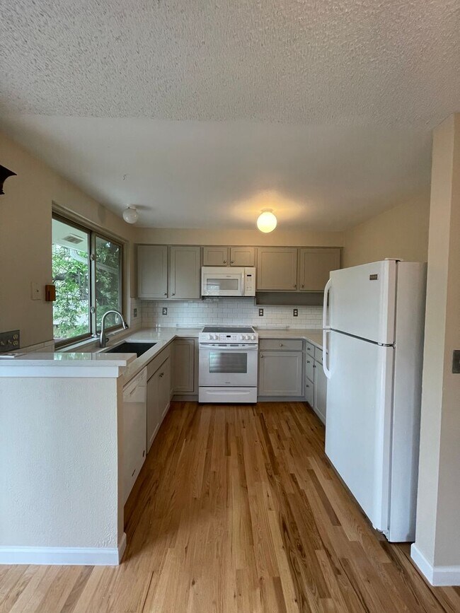 Building Photo - Sun-Filled 3-Bed, 2.5-Bath home with Deck ...