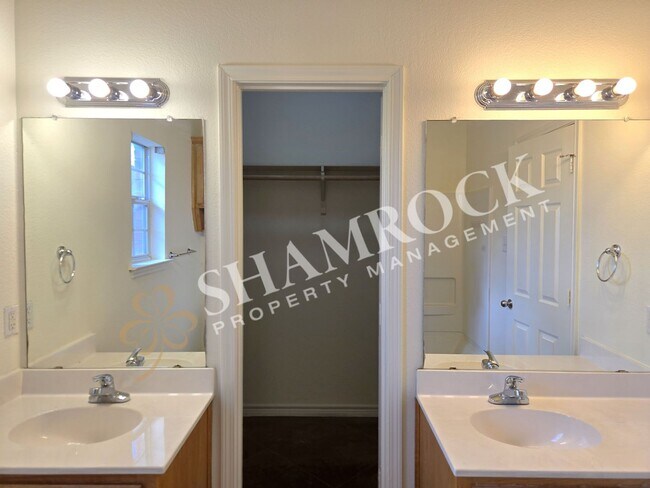Building Photo - 3/2 Duplex in Surrey Ridge