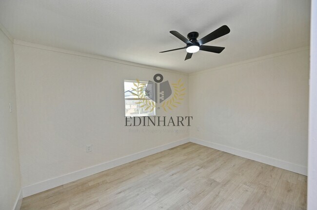 Building Photo - 1584 N Carruth Ave