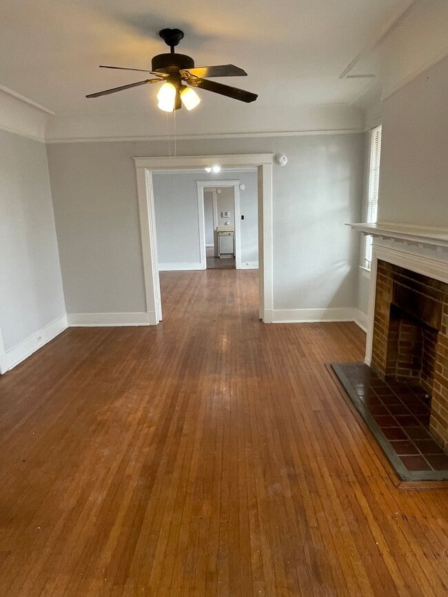 Building Photo - 1BD/1BA on Broadway St. Shared Laundry on ...