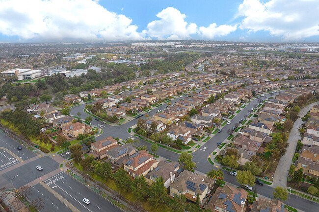 Building Photo - Beautiful executive home in the Eastlake-C...