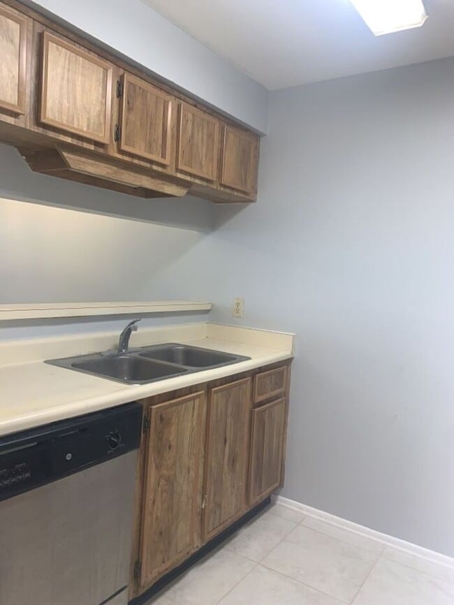 Building Photo - RENOVATED CONDO CLOSE TO USF