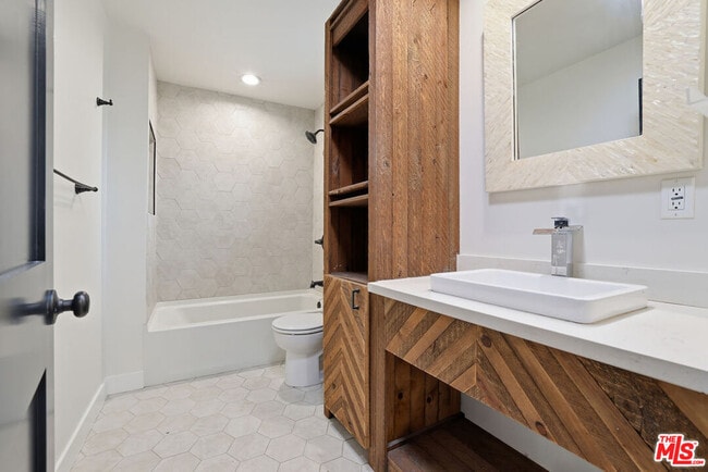 Building Photo - 5226 Rockland Ave