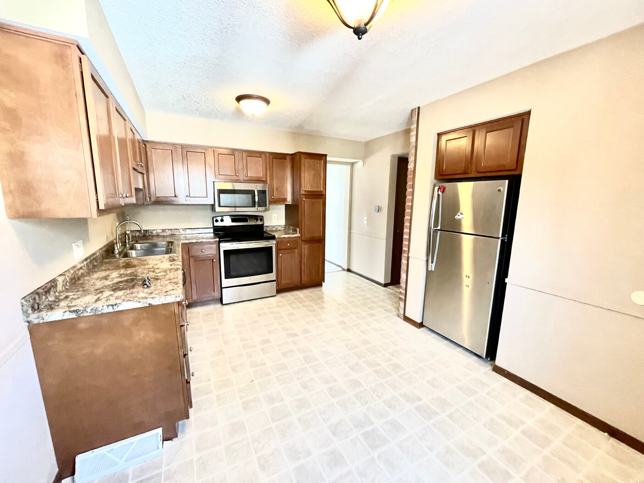 Building Photo - 11055 Riverbend Ct E