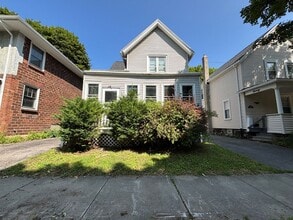 Building Photo - 4 Bedroom 2 Bath Single Family House!