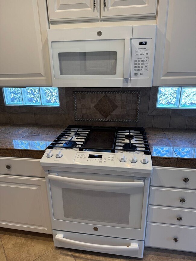 Building Photo - DEL WEBB 55+ Adult Community in Roseville!