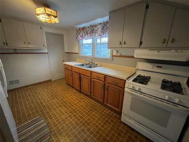 Building Photo - 1063 W 4th St