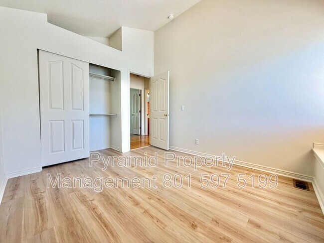 Building Photo - 717 E Hundley Hvn Cir