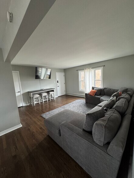 Building Photo - 1557 Monroe Ave